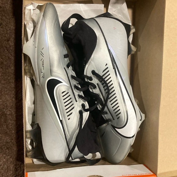 Men’s football cleats - Picture 1 of 6